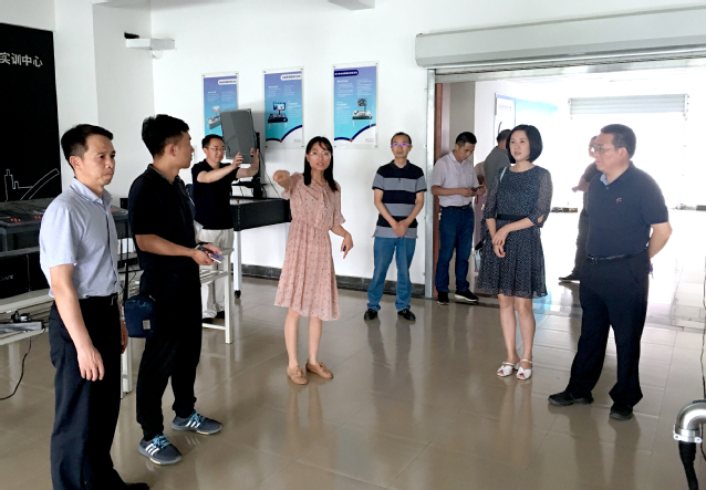 党委副书记周传林热情接待了来宾,路桥与港航工程学院,汽车工程学院